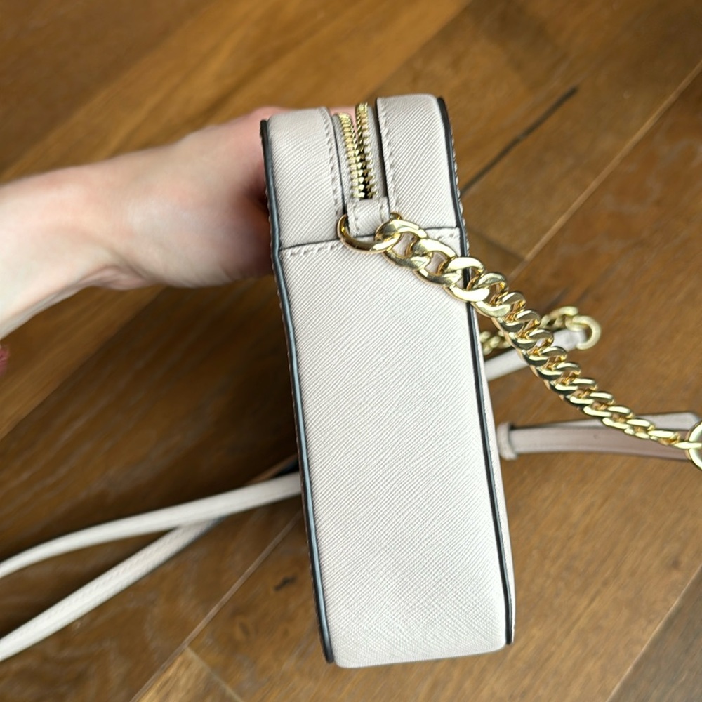 Micheal Kors - Large Leather Jet Set East West Crossbody in Soft Pink/Gold - Picture 6 of 9